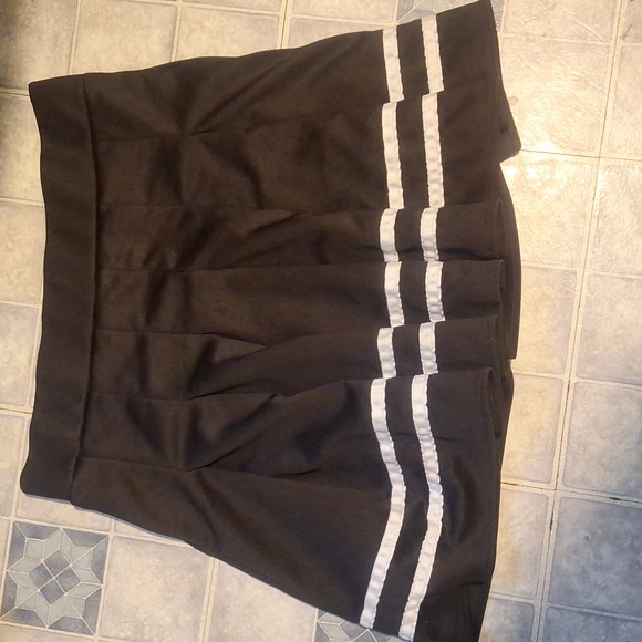 Black pleated skirt with 2 white strips on the bottom - Picture 2 of 2